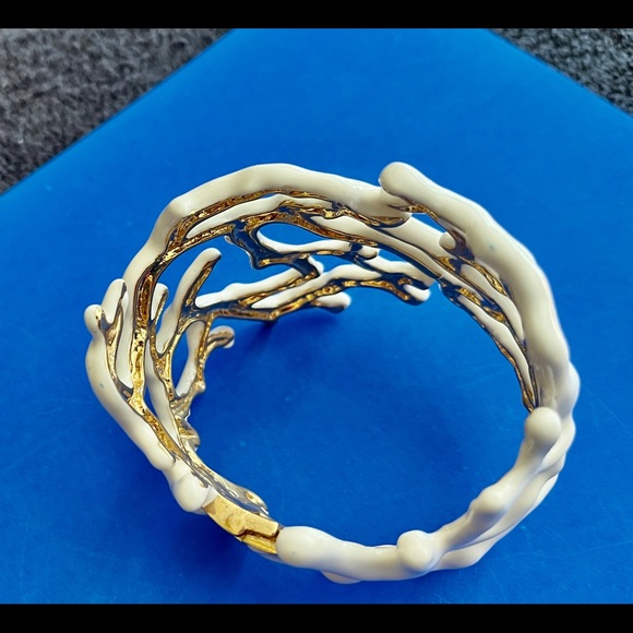 KJL Highly Collectible. Rare White Coral opening by hinges - Picture 6 of 13